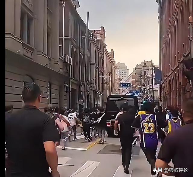争议！詹姆斯专车往活动现场遭球迷拦截 保安怒喷“你们给我滚开”